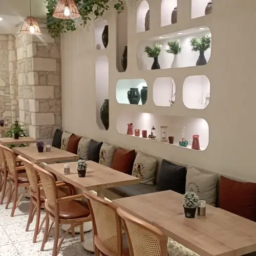 Lubang Dinding Isi Pot Tanaman