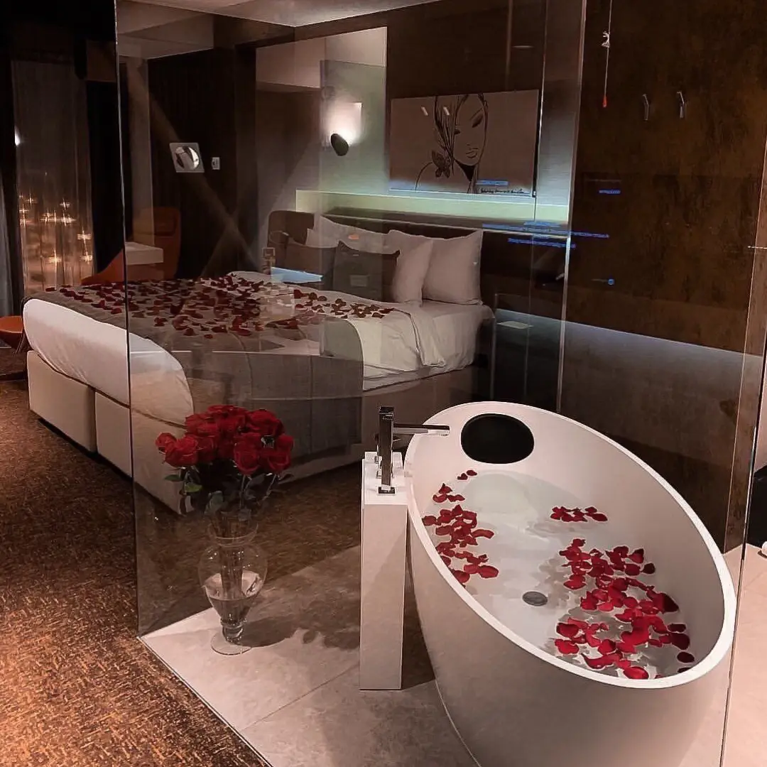 Bathtub Mawar Merah