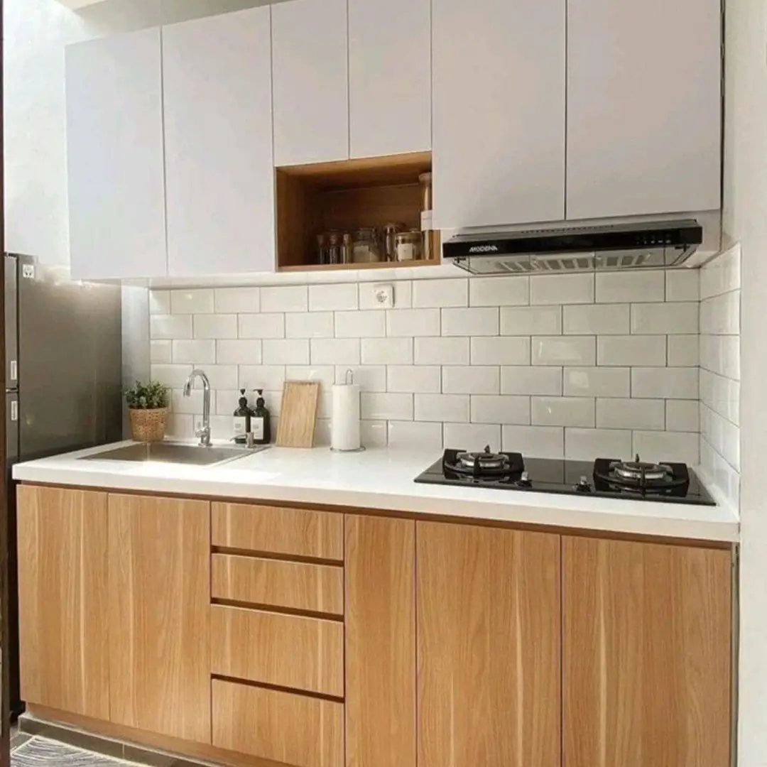 Kitchen Set Perpaduan Warna Putih dan Kayu Natural