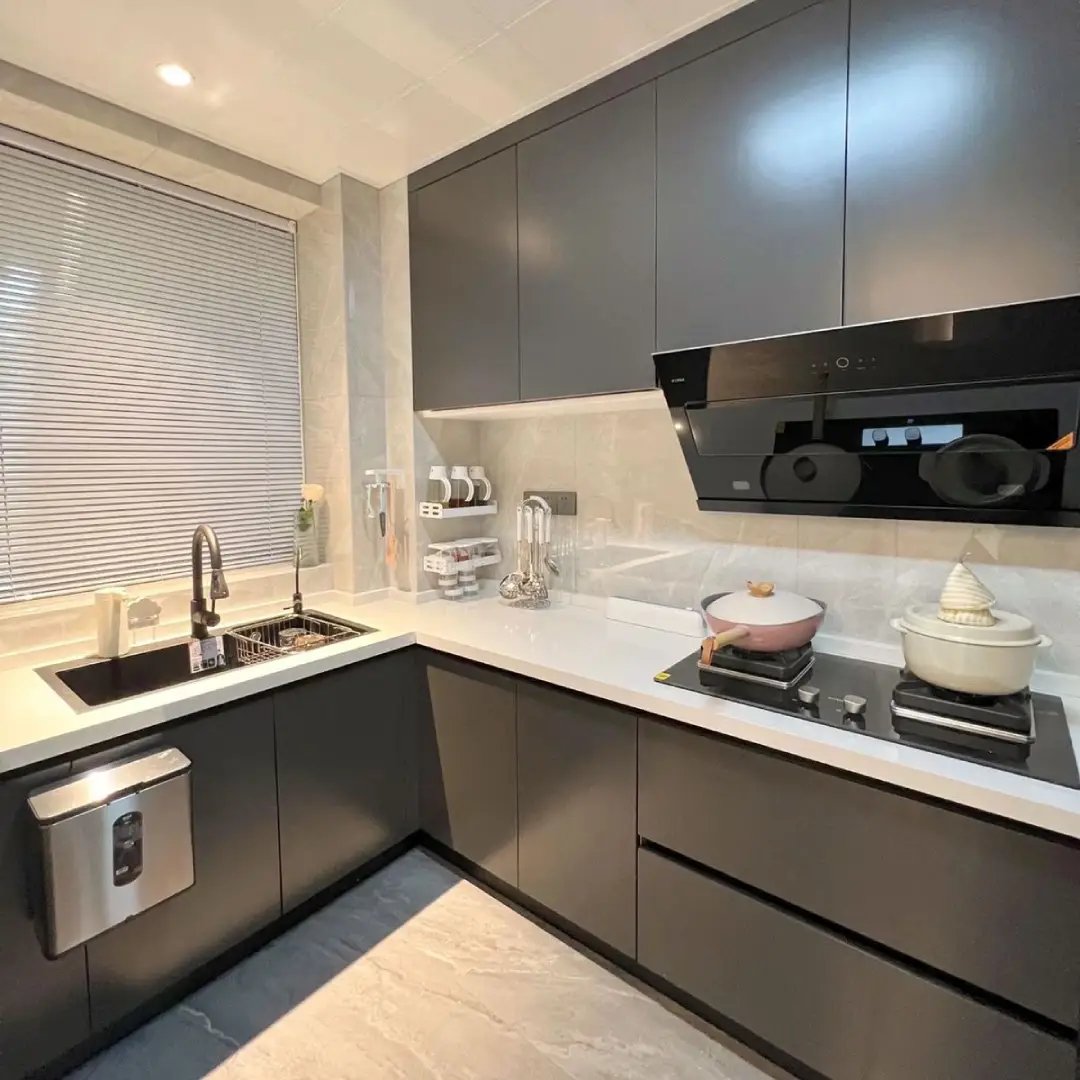 Model Meja Dapur L Putih Abu-abu Gelap