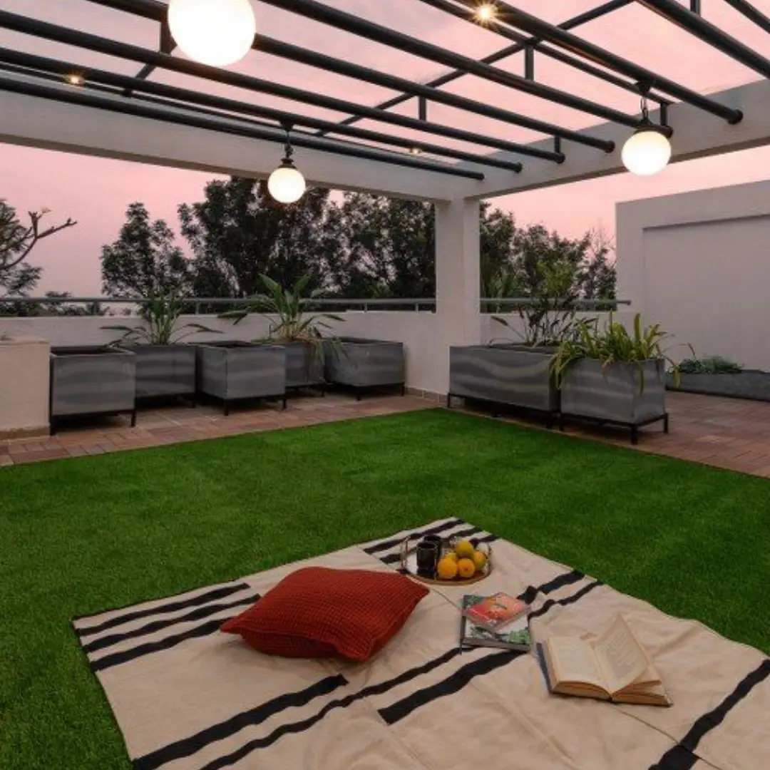 Rooftop Lantai Rumput Sintetis dan Lampu Gantung Bulat