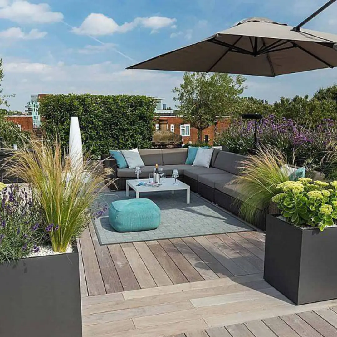 Taman Rooftop Minimalis dengan Sofa Kecil
