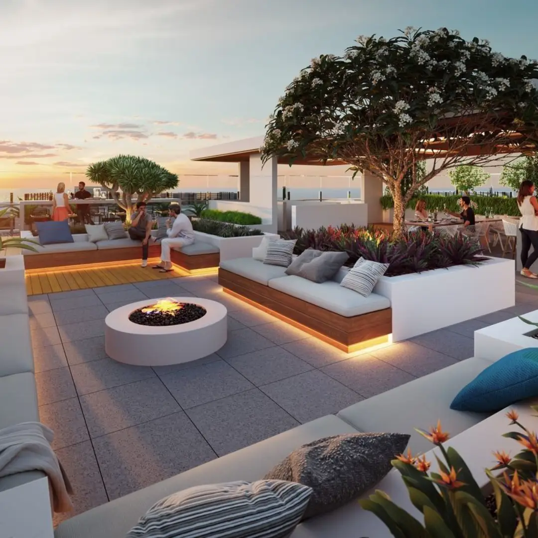 Rooftop Resort dengan Tanaman Besar dan Sofa Leter U 