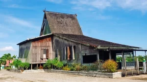 Read more about the article 7 Daftar Nama Rumah Adat Kalimantan Selatan dengan Ciri Khas Uniknya