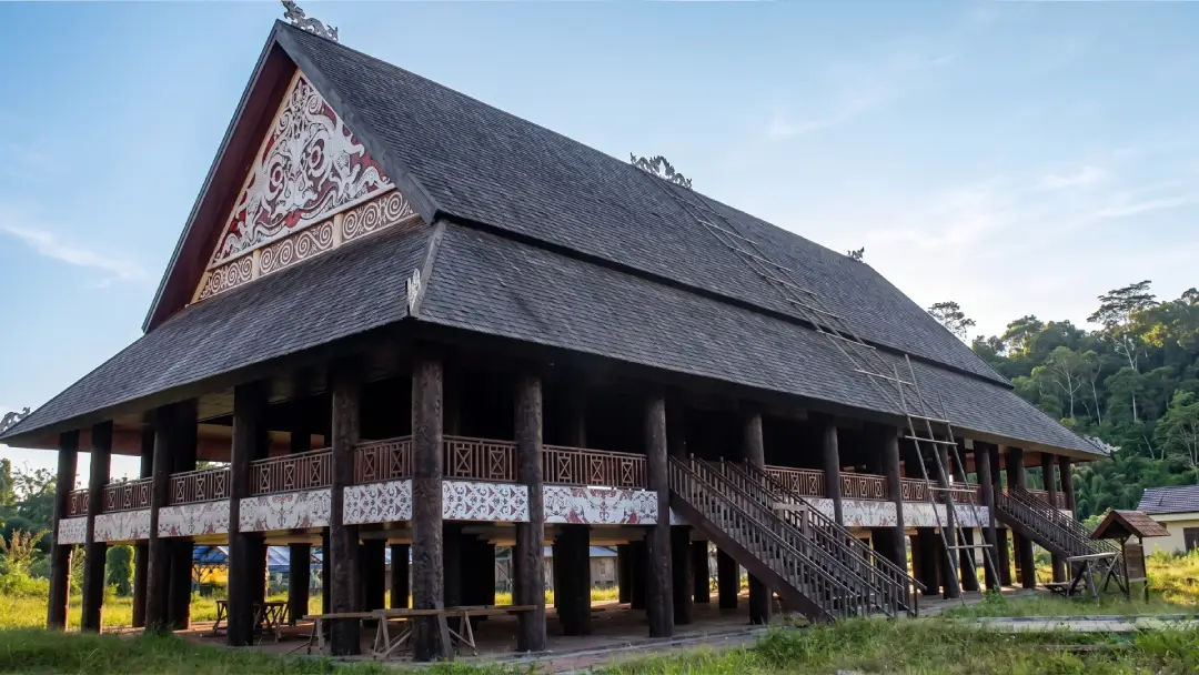 You are currently viewing 7 Daftar Nama Rumah Adat Kalimantan Timur yang Unik dan Megah