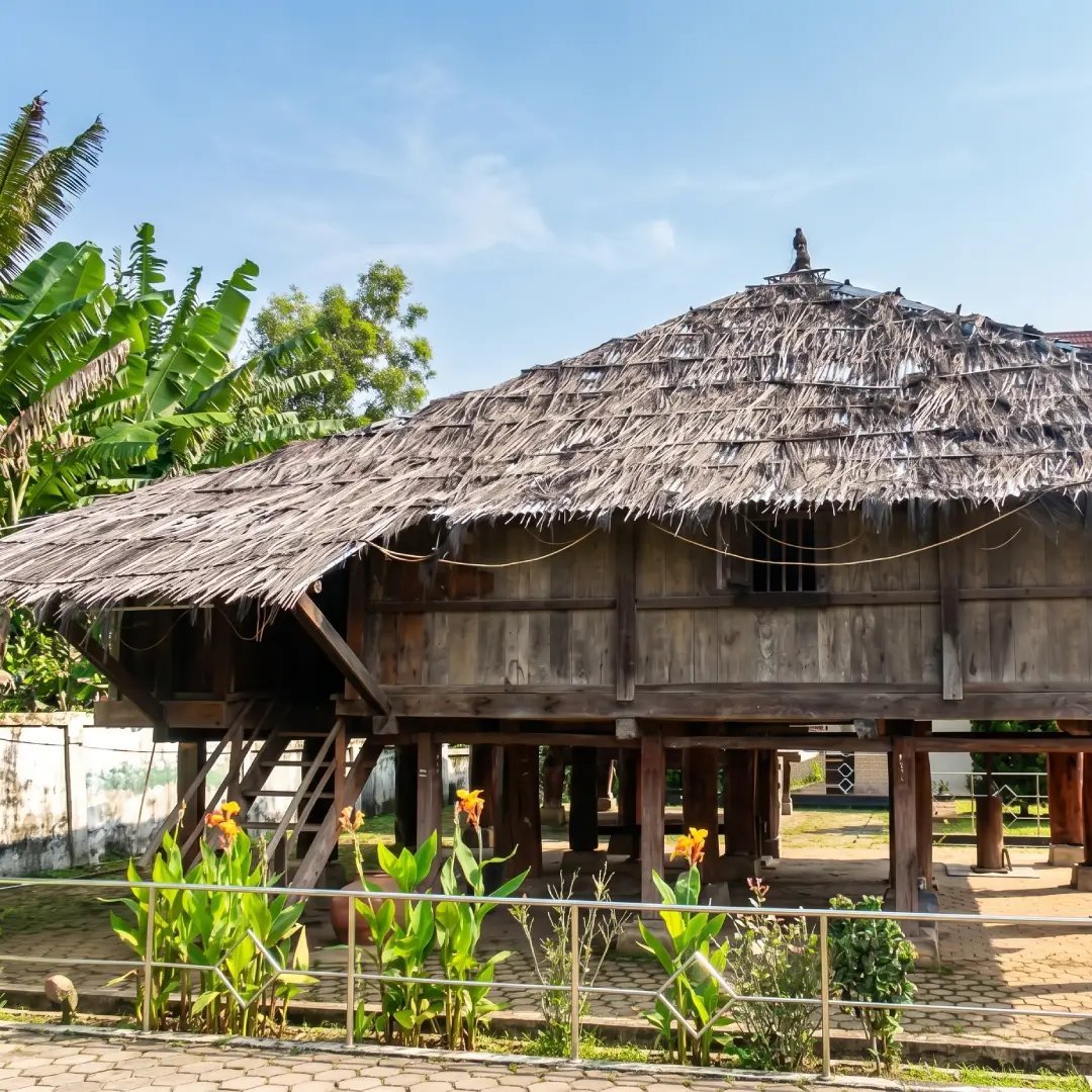 Rumah Adat Lampung Lamban Pesagi