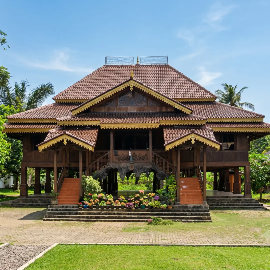 Rumah Adat Lampung Nuwo Sesat