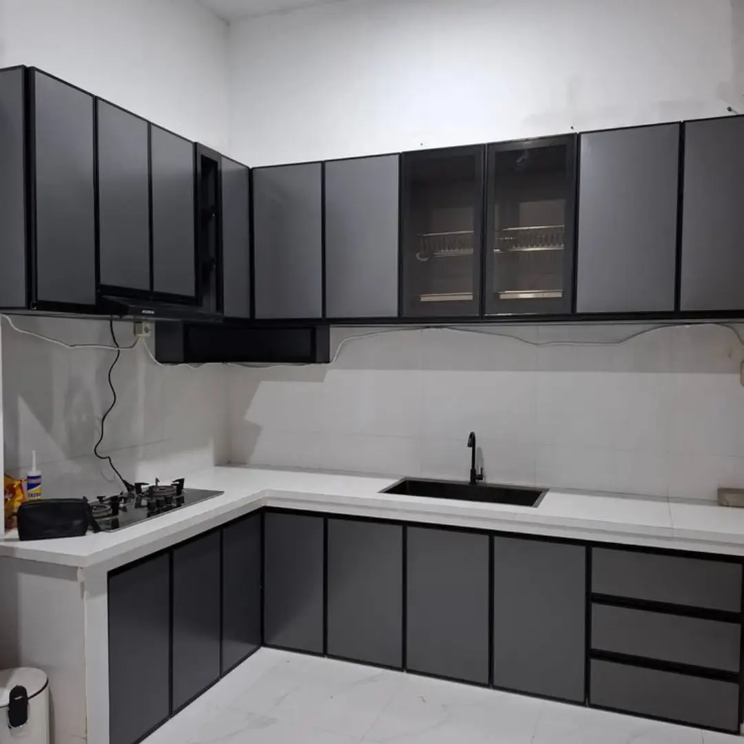 Kitchen Set Aluminium Hitam pada Dinding Putih