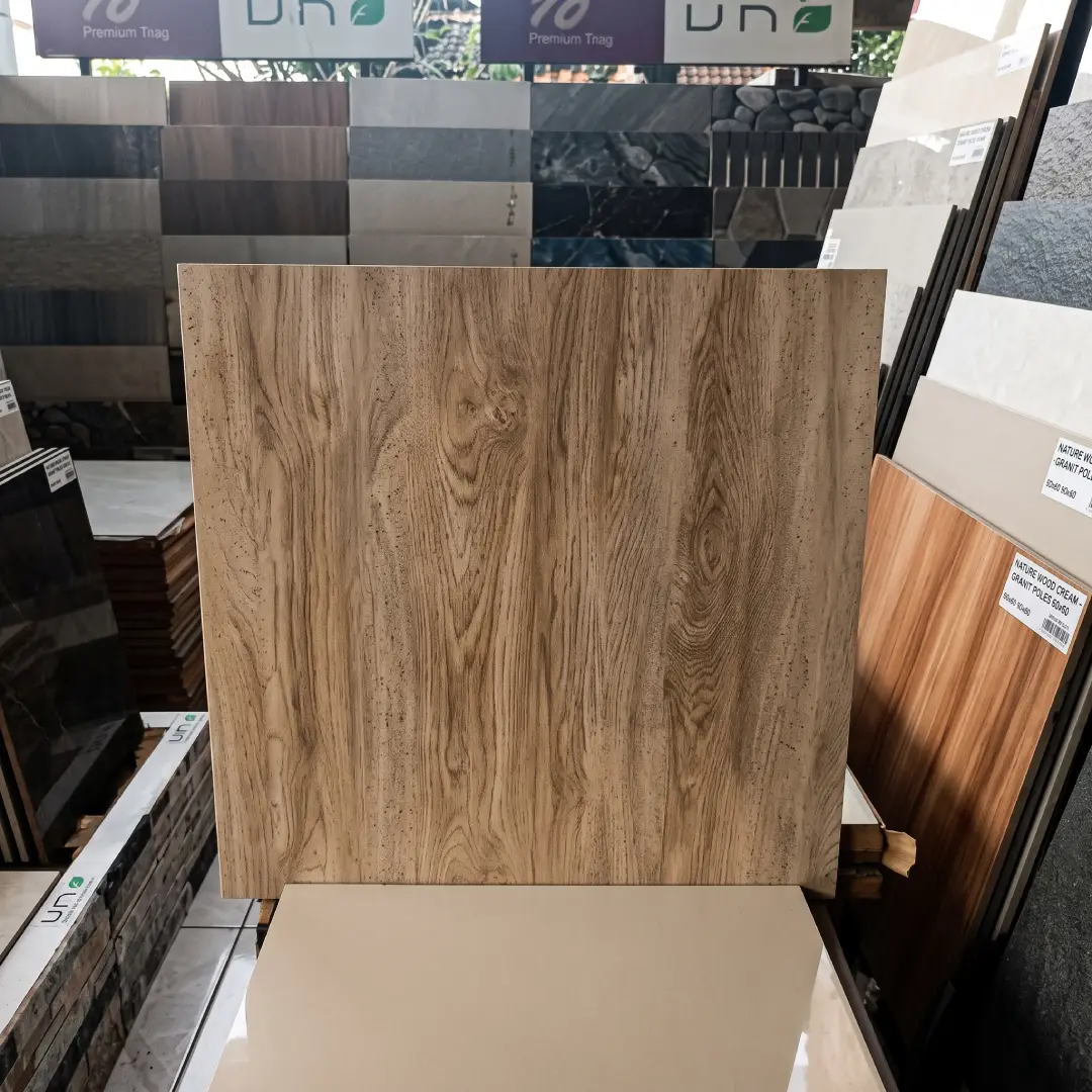 granit warna cream motif urat kayu