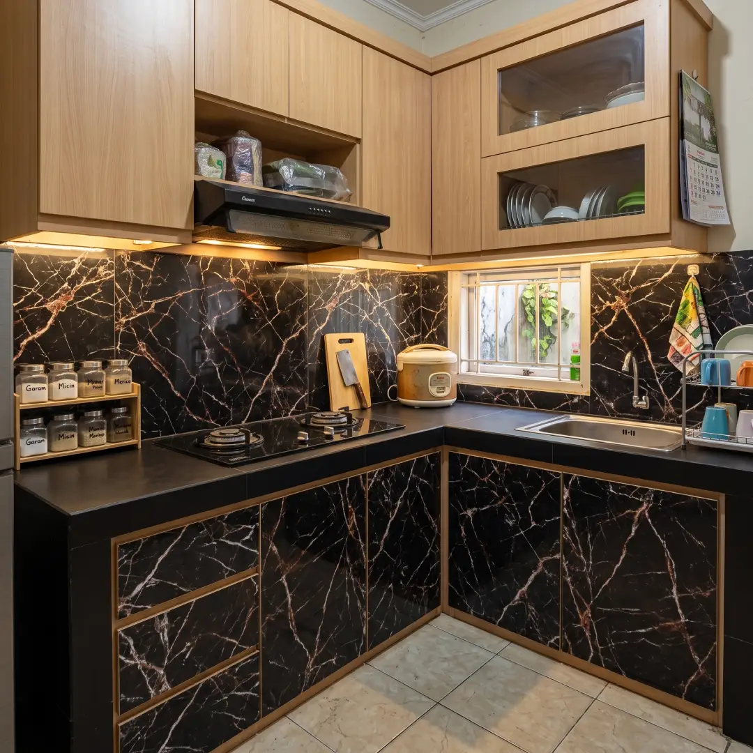 kitchen set dengan wall panel mevvah warna hitam