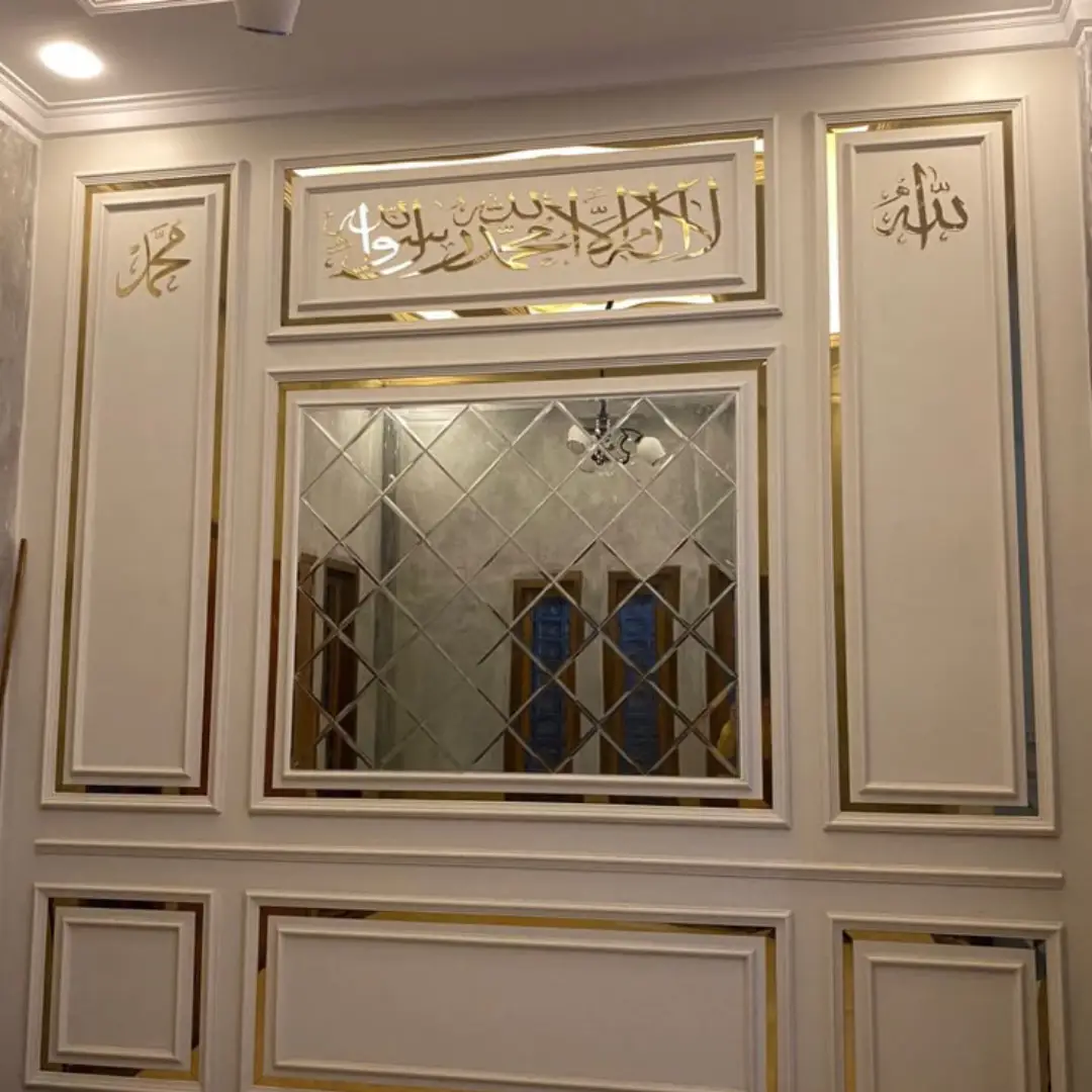 Model Klasik Elegan dengan Ornamen Kaligrafi Emas