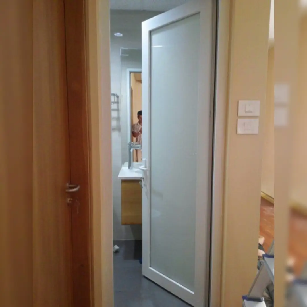 Pintu Kamar Mandi Aluminium dengan Model Full Kaca Buram Minimalis