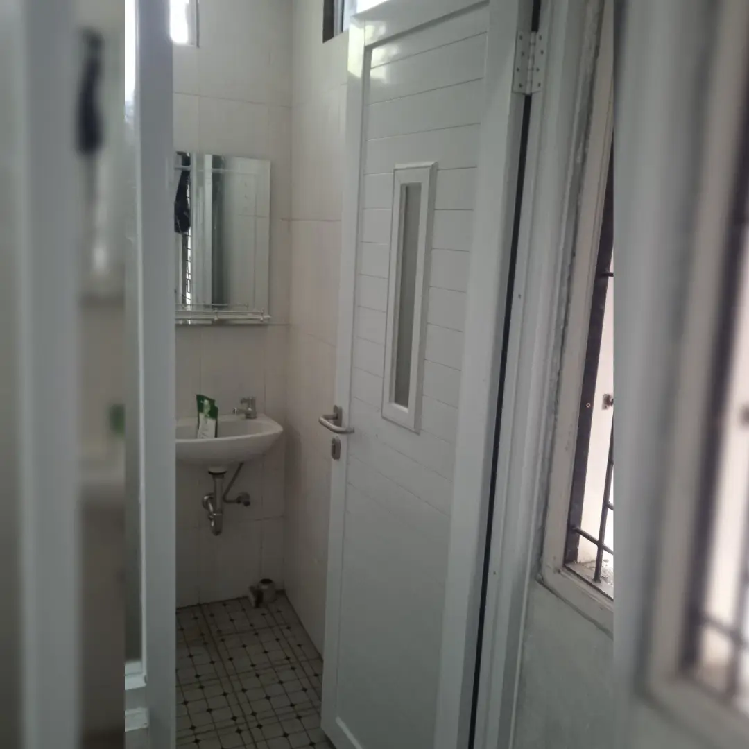 Pintu Kamar Mandi Aluminium dengan Model Kaca Vertikal Slim Minimalis