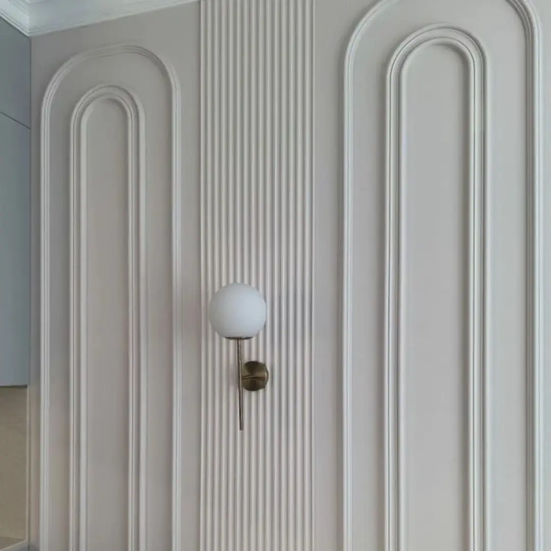 Wall Moulding Lengkung dengan Aksen Fluted Modern