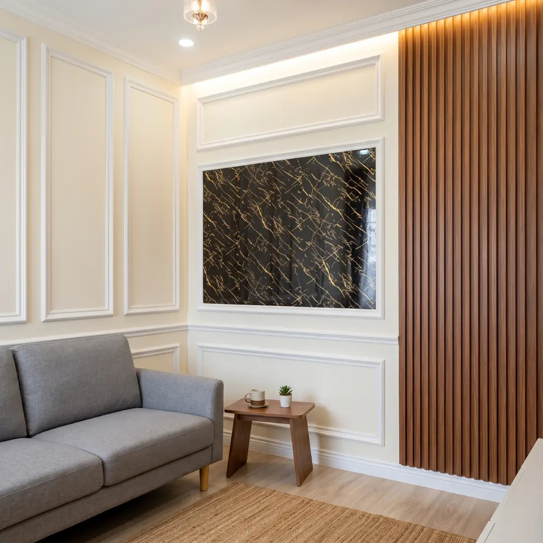 Wall Moulding Ruang Tamu Kecil dengan Wall Panel PVC Marmer dan Fluted WPC Motif Kayu Merk Mevvah