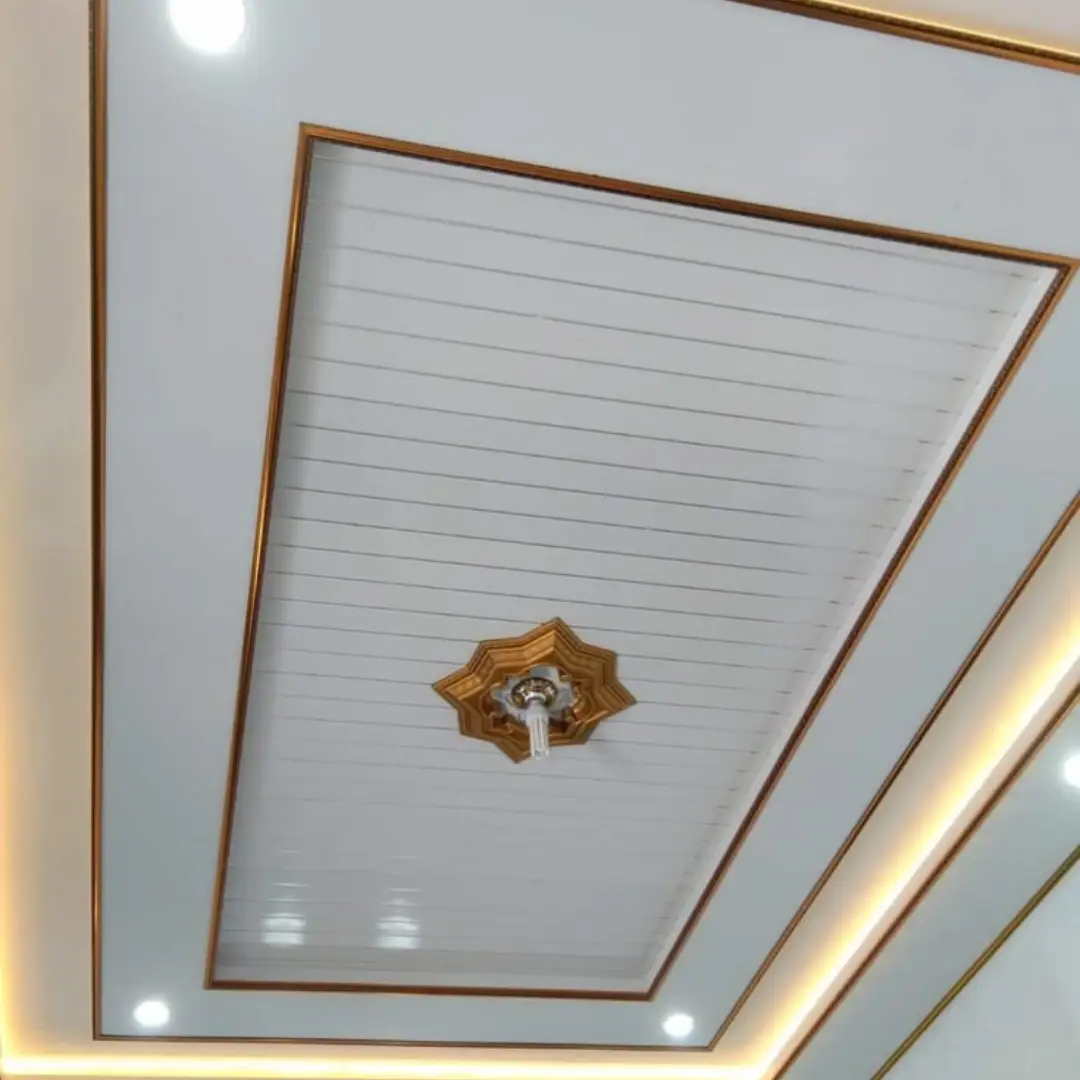 Plafon PVC Putih Elegan dengan Aksen Lis Emas